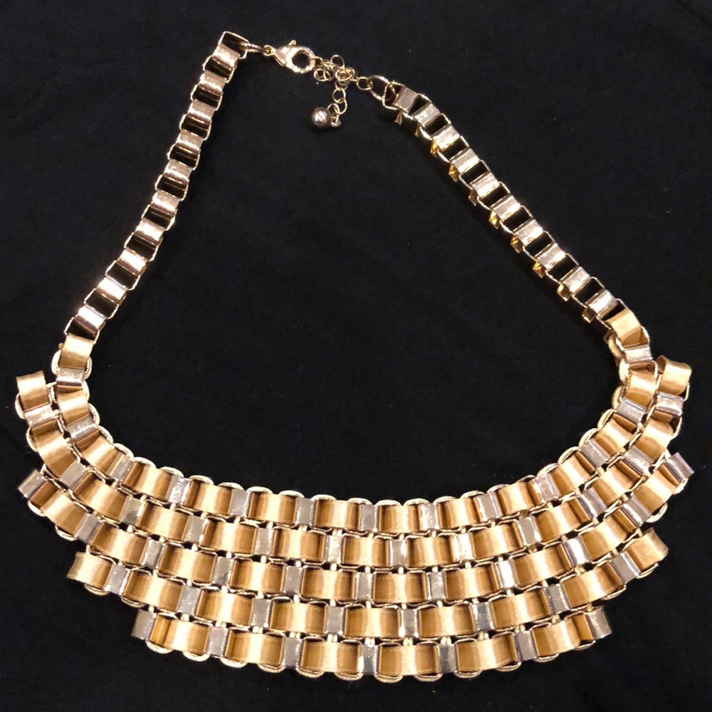 Fashion gold toned necklace